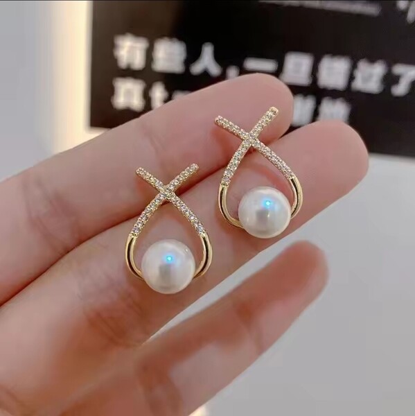 【新品・未使用】パールとクリスタルストーンのクロスデザインピアス ゴールド