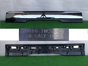 三菱/eKクロススペース B34A テールゲートガーニッシュのみ No.723534【裏刻印No. 90810-7NC5A-01】