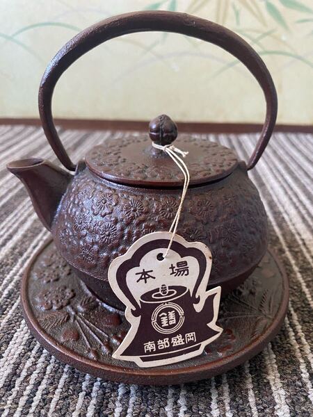 送料無料 未使用 鉄瓶 急須 南部鉄器 茶道具茶器 金属工芸 鉄器 アンティーク 鉄製 煎茶道具 在銘 鉄器 南部鉄瓶 花台付