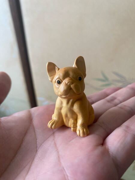 送料無料 可愛いワンチャン 犬の木彫り 彫刻工芸品 精密細工 細密彫刻 置物 開運 工芸品 黄楊木 柘植木材 高さ約5cm