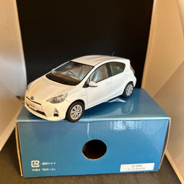 トヨタ アクア ミニカー 1/30 ライムホワイトパール 082 カラーサンプル 色見本 非売品 NHP10 初代