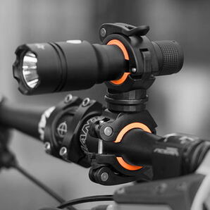 【送料無料】自転車ライトホルダー ブラケット バイクライトホルダー ライトマウント(オレンジ)懐中電灯 空気入れ 傘固定