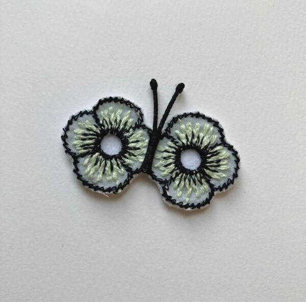 ミナペルホネンはぎれ使用 ハンドメイドちょうちょブローチ piha アクセサリー 刺繍生地