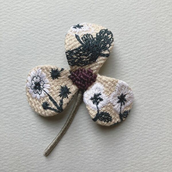 ミナペルホネンはぎれ使用 ハンドメイドコサージュブローチ フラワークラウン 花 刺繍 ビーズ プレゼント