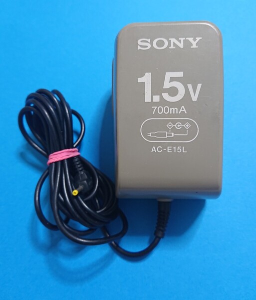 送無即 SONY ACアダプタ AC-E15L 1.5V700mA プラグ 外径2.35MM L型 ウォークマン用 バッテリーケースに接続して使用 管A/MO