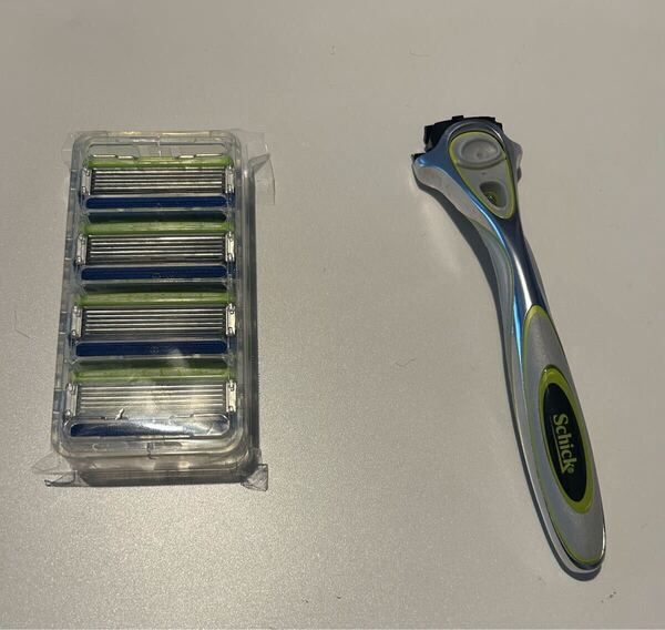 Schick シック ハイドロ5 プレミアム 敏感肌 刃付本体 替え刃4個 プレミアム HYDRO5 ホルダー Schick シックハイドロ5 髭剃り 替刃
