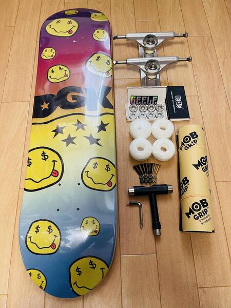 INDEPENDENTチタン合金製同等品トラック使用 DGK ディージーケー スケートボード スケボー 8.0*31.75 コンプリートセット 顔