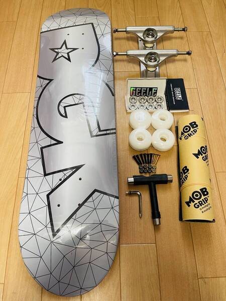 INDEPENDENTチタン合金製同等品トラック使用 DGK ディージーケー スケートボード スケボー 8.0*31.75 コンプリートセット シルバー