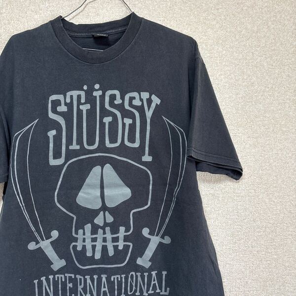 【絶妙なフェード感】 STUSSY ステューシー スカルソード 全面ビッグプリント Tシャツ 古着 メンズLサイズ