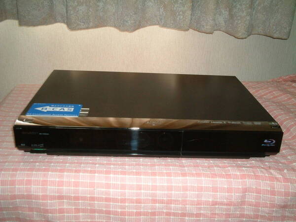 <DVDはx>1ヶ月保証 シャープ BD-HDW43 HDD/DVD/レコーダー 2番組同時録画 320GB B-CASカード付き