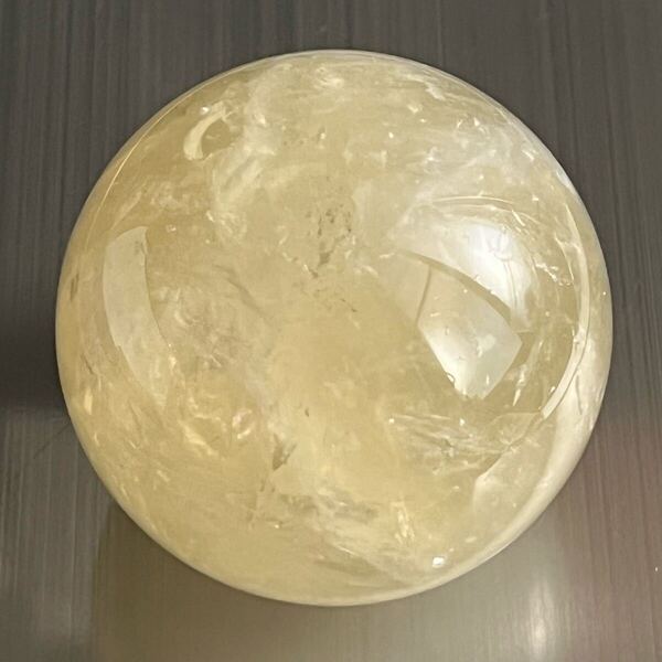 ◆新品◆優しいシトリン丸玉◆直径約44ミリ◆約116g◆ブラジル産◆天然石 黄水晶 クォーツ パワーストーン スフィア 虹 4月 誕生石
