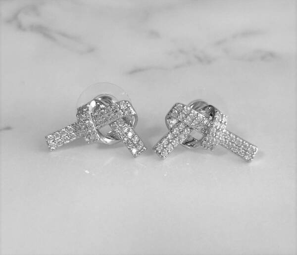 結び目 ピアス 立体 シルバー ノットモチーフ かわいい おしゃれ ピアス 結び 両耳 ノット