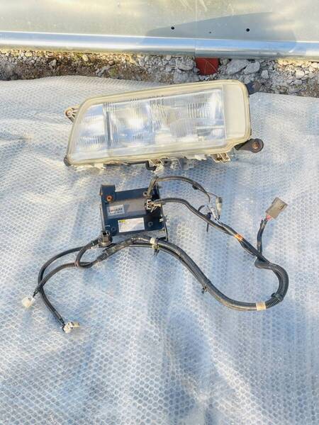 イスズ いすゞ ギガ HID ヘッドライト ヘッドランプ 左側 左 助手席側 小糸 KOITO 100-21683 動作確認済み 18732