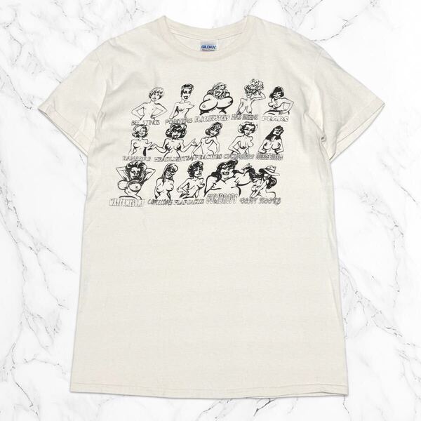 《正規品》 GILDAN ギルダン ★ おっぱい セクシー ガール Tシャツ S 半袖 トップス 生成 ホワイト系 エロ プリント Y2K 古着 あいみょん