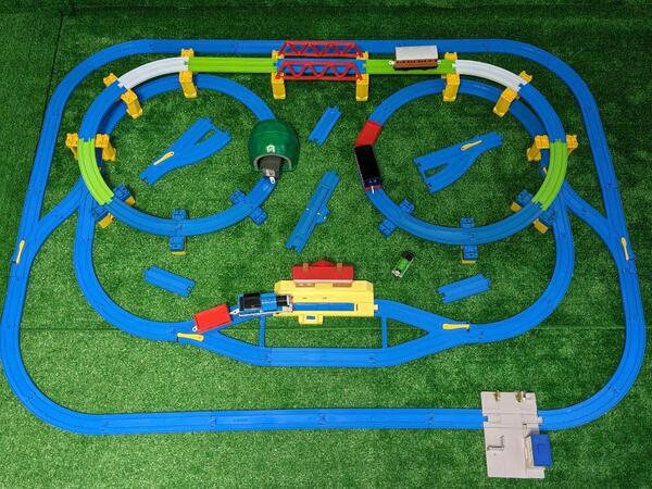 プラレール レイアウト 駅 トンネル 鉄橋 踏切 カラフル レール 情景 車両