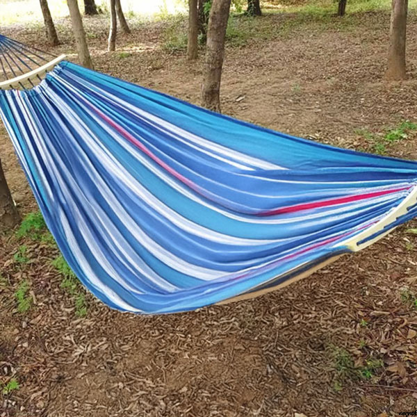 【収納袋付きで持ち運びもラクラク、ダブルハンモック】 転倒防止 約270×150cm アウトドア キャンプ ピクニック 青ボーダー