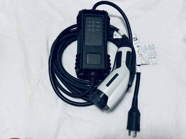 プジョー 純正e-2008 充電ケーブル ①