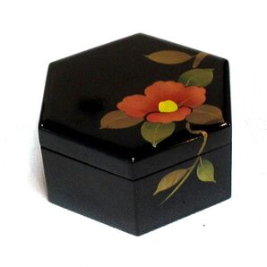 ★小物入れにも素敵♪★会津塗木製六角小箱 花椿蒔絵 黒塗 内別珍貼★送料無料
