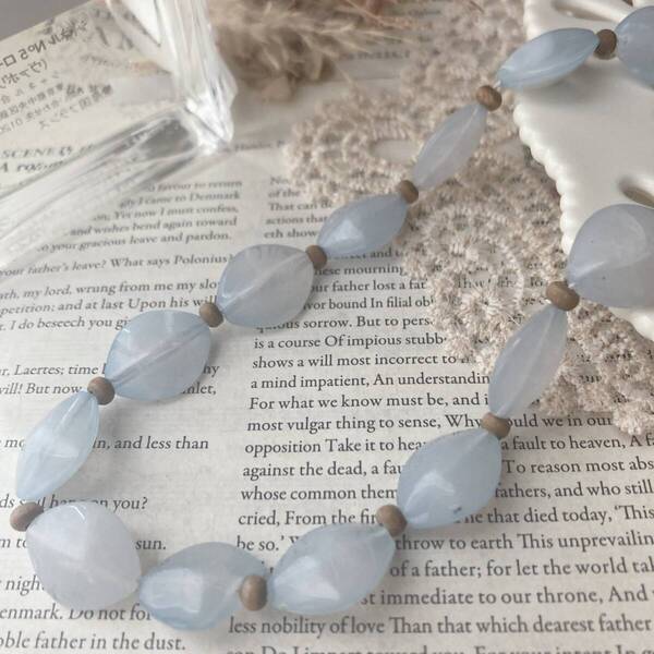 ヴィンテージネックレス 天然石風 アクリル 淡いブルー ショート 軽量☆vintage jewelry accessoriesR0468