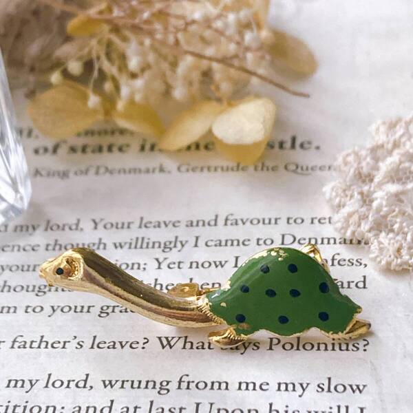 アンティークピンブローチ ピンバッジ ゴールド 恐竜? 亀? かわいい 小さめ POP グリーン☆vintage jewelry accessoriesR0485