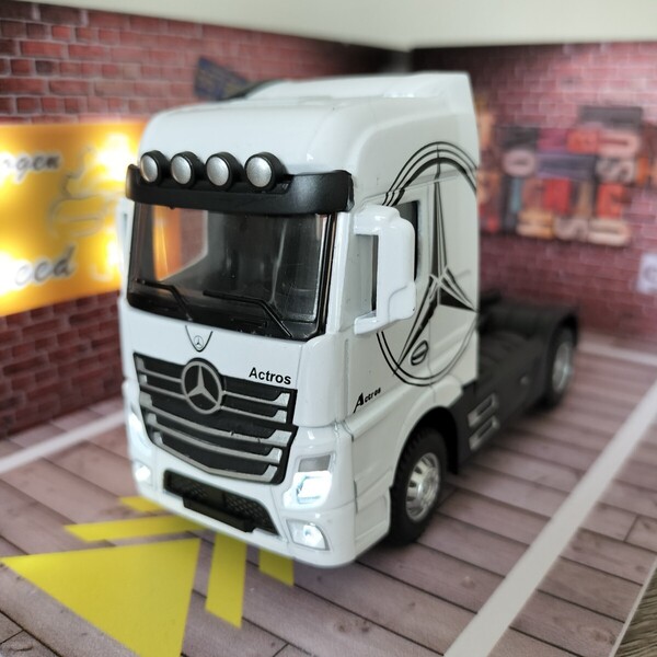 メルセデス ベンツ Actros ミニカー 1:50 トレーラーヘッド 白 新品 送料込 国内在庫 匿名配送