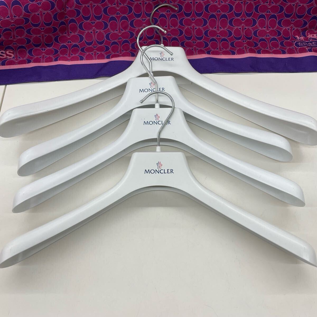 大注目 Yahoo!オークション -「モンクレール」(ハンガー) (家庭用品)の 衣類ハンガー
