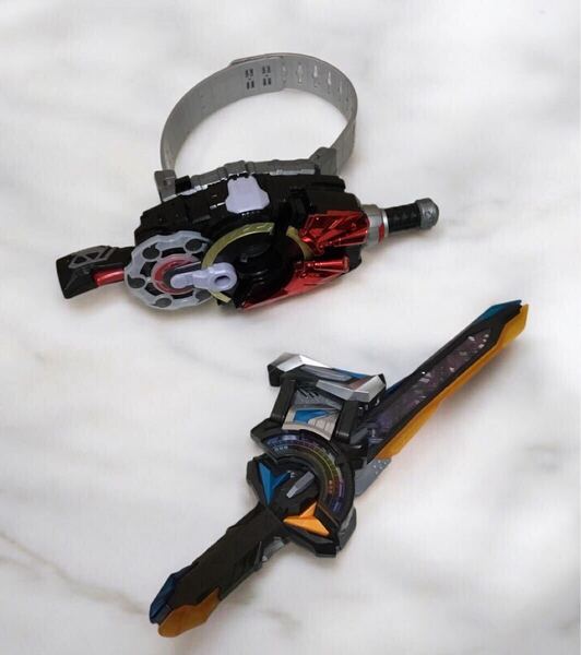 バンダイ 仮面ライダーギーツ DXデザイアドライバー 変身ベルト レイジングソード 特撮ヒーロー 武器 おもちゃ