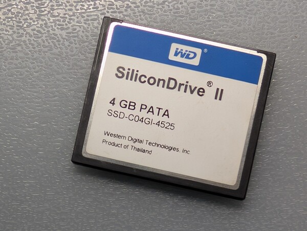 Western Digital SILICON DRIVE II 4GB SSD-C04GI-4525 WD CFカード ケース付き シリコンドライブ CompactFlash メモリーカード 動作確認済
