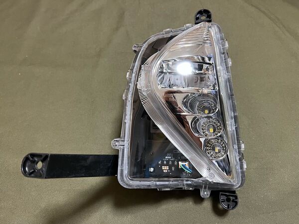 破損無し 美品 50プリウス 左フォグランプ 超ツヤあり 81220-47030 KOITO 47-83 ZVW50 ZVW51 点灯確認済み LED 前期