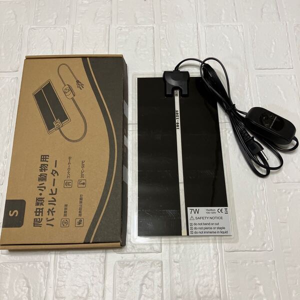 爬虫類 ヒーター 15×28cm パネルヒーター 小動物用ヒーター 20℃~50℃恒温 0.5℃ずつ調節 デジタル温度表示 過熱保護装置付 7W