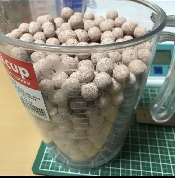 ろ材、濾過材、フィルター麦飯石入り高品質ボールろ材950g新品即時発送金魚 熱帯魚 水草 メダカ 淡水魚 アロワナ ダトニオ