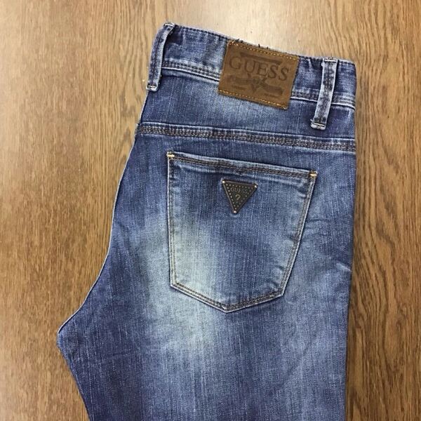 【GE014】GUESS W32 色落ち加工 ダメージ加工 ジーンズ ジーパン デニムパンツ ストレッチ 裾再現仕上げ ブランド古着 ゲス 送料無料