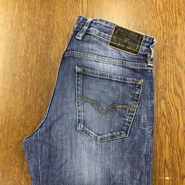 【GE032】GUESS W29 色落ち加工 ジーンズ ジーパン デニムパンツ ストレッチ生地 メンズブランド古着 ゲス 送料無料