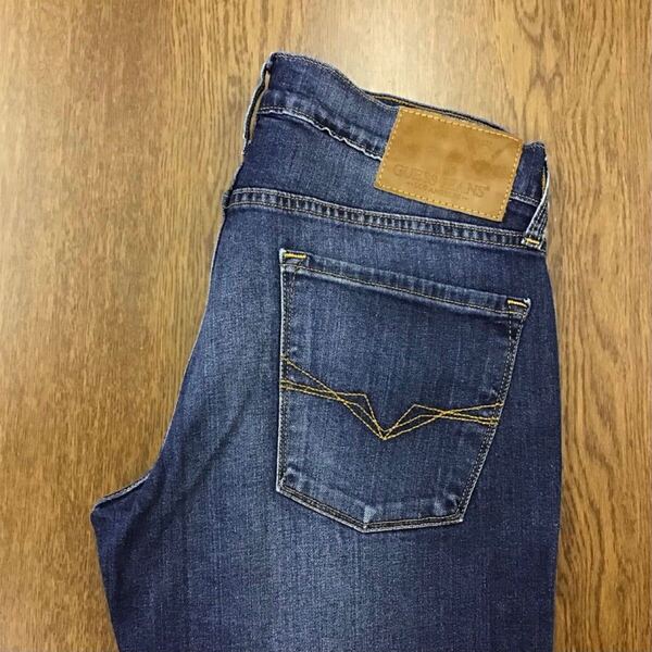 【GE045】GUESS W31 L30 色落ち加工 ジーンズ ジーパン デニムパンツ ストレッチ生地 メンズブランド古着 ゲス 送料無料