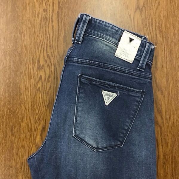 【GE055】GUESS W29 色落ち加工 ジーンズ ジーパン デニムパンツ ストレッチ生地 ブランド古着 ゲス 送料無料