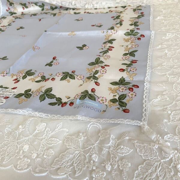 未使用 WEDGWOOD ウェッジウッド 大判ハンカチ レース ワイルドストロベリー柄 綿100% 約64×64cm レディース ひざ掛け ハンカチーフ