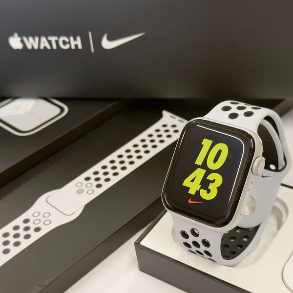 ☆即決 お試しにどうぞ NIKE Apple Watch SE 44mm シルバーアルミニウム アップルウォッチ GPSモデル 812