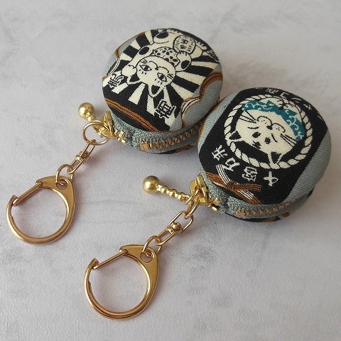 ○マカロンコインケース○2個セット○ねこ柄 前掛け風 グレー 40㎜○ハンドメイド コインケース 小物入れ 商売繁盛 千客万来