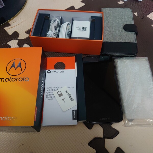 超美品 SIMフリー Moto E5 フラッシュグレー モトローラ 付属品未使用 オマケ付き