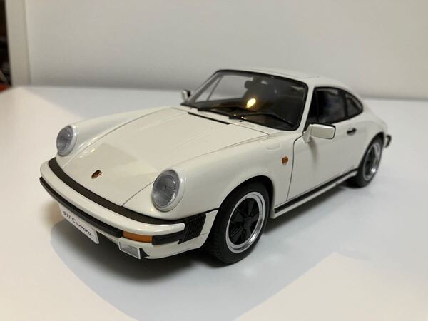 AUTOart オートアート 1/18 PORSCHE carrera 930 911 1988 ホワイト + ホットウィール NISSAN車