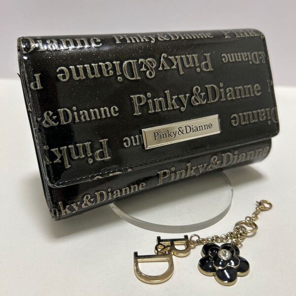 ★Pinky&Dianne ピンキー&ダイアン かぶせ 折り財布 ブラック★ エナメル エンボス 総柄 Wホック チャーム付き 【送料無料】0515