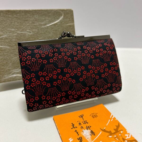 ☆新品-未使用-箱付き☆ ◆印傳屋 INDEN-YA 小桜菖蒲 がま口 小銭入れ◆ コインケース 鹿革 黒地×赤漆 日本製【送料無料】0529