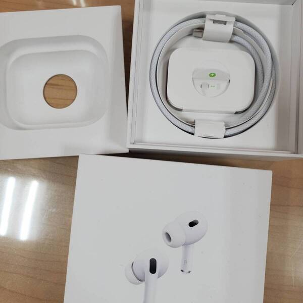 新品同様品!Apple/AirPods Pro 2nd Generation MTJV3J/A A2968/A3047/A3048 第2世代 MagSafe充電ケース 送料込 即決!!
