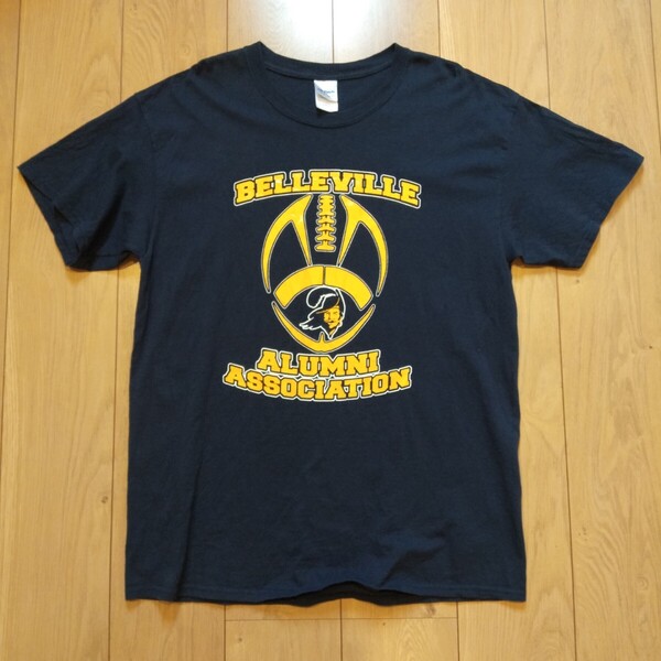 USA古着卸 Mサイズ GILDAN ギルダンBELLEVILLE ALUMNI ASSOCIATION ベルビル カレッジ プリント Tシャツ