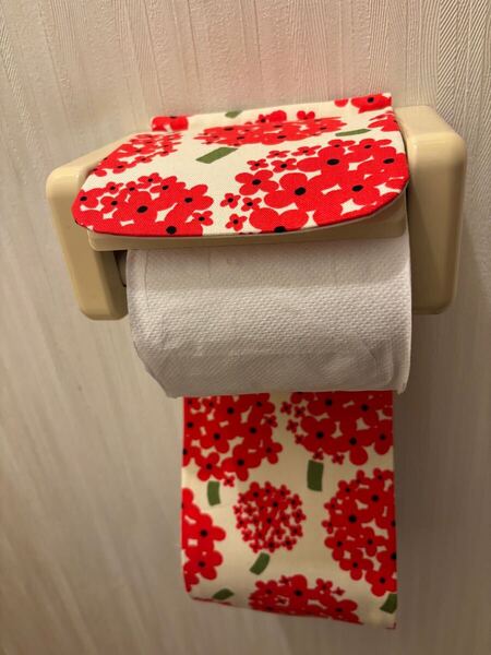 NO.273 ハンドメイド 赤い花柄トイレットペーパーホルダーカバー