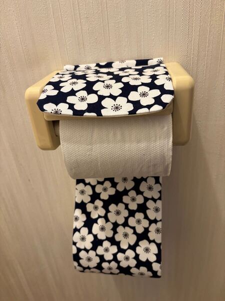 NO.301 ハンドメイド ネイビートイレットペーパーホルダー 花柄