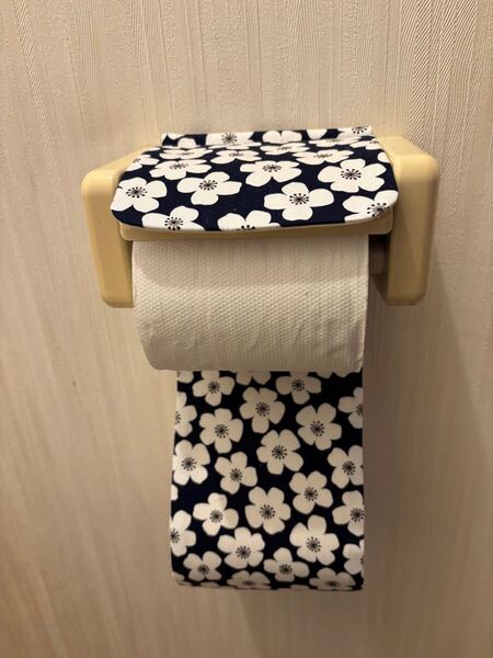 NO.302 ハンドメイド ネイビー花柄トイレットペーパーホルダーカバー