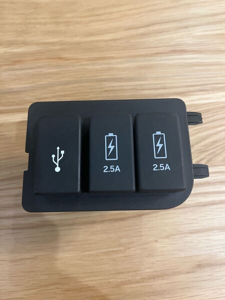 送料無料 N-BOX カスタム JF3 USBポート 中古品