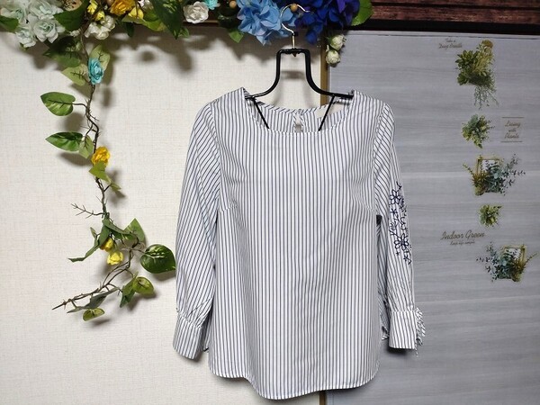 美品 any SiS(エニースィス)美デザイン 春 夏 秋 刺しゅう付き チュニック SIZE2 Mサイズ オンワード樫山 ホワイト 長袖 ブラウス トップス