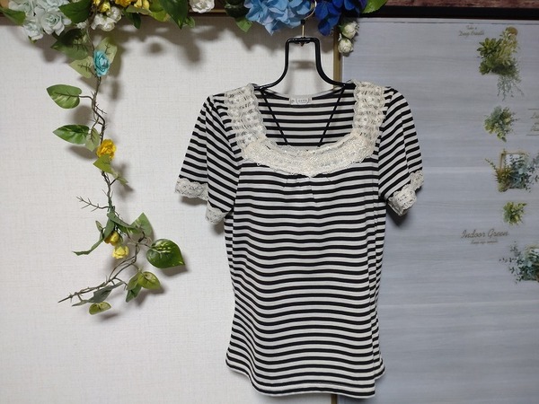 美品 axes femme(アクシーズファム)美デザイン 夏 レース付き カットソー Mサイズ ポリエステル レーヨン 柔らか 可愛い 半袖 トップス